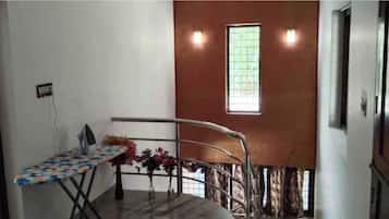 5 bedrooms, iron/ironing board, WiFi, bed sheets