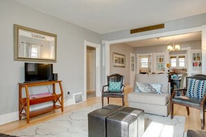 Living area - Historic Lumineers House - Walk to Washington Park - 4BR/2BA - Mins to Downtown (Denver)