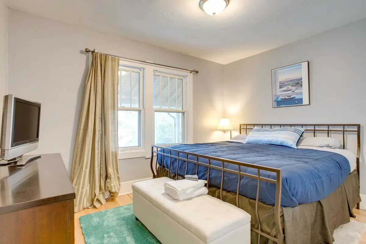 4 bedrooms, iron/ironing board, WiFi, bed sheets