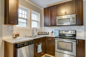 Private kitchen - Historic Lumineers House - Walk to Washington Park - 4BR/2BA - Mins to Downtown (Denver)