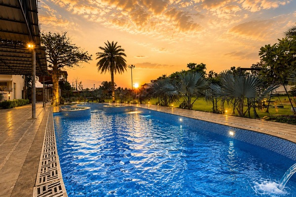 5 outdoor pools, sun loungers, lifeguards on site