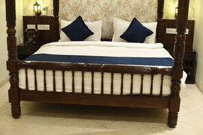 Cabaña ejecutiva, 1 cama Queen size, vista al jardín | Caja de seguridad en la habitación y decoración personalizada