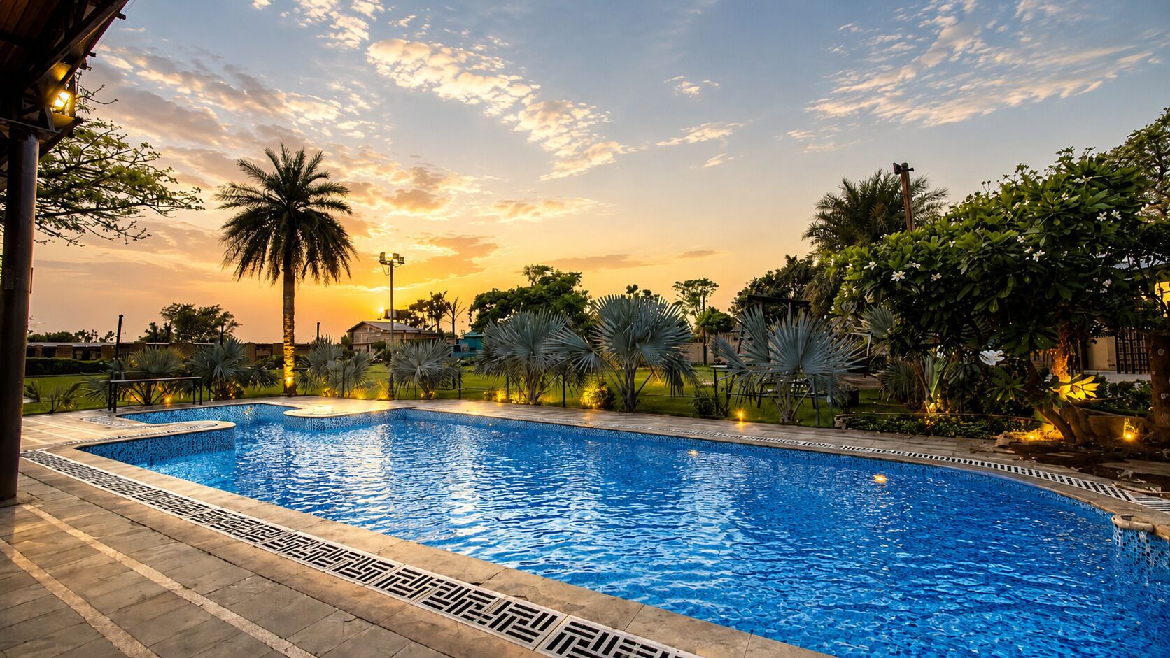 5 piscinas externas, espreguiçadeiras, salva-vidas no local