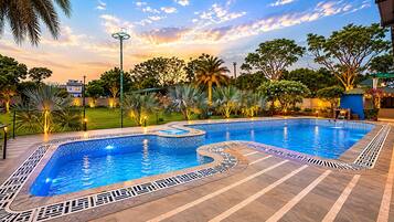5 outdoor pools, pool loungers, lifeguards on site