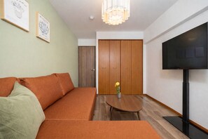 Comfort-lejlighed - ikke-ryger (305) | Opholdsområde | 50-tommers fladskærms-tv med kabelkanaler