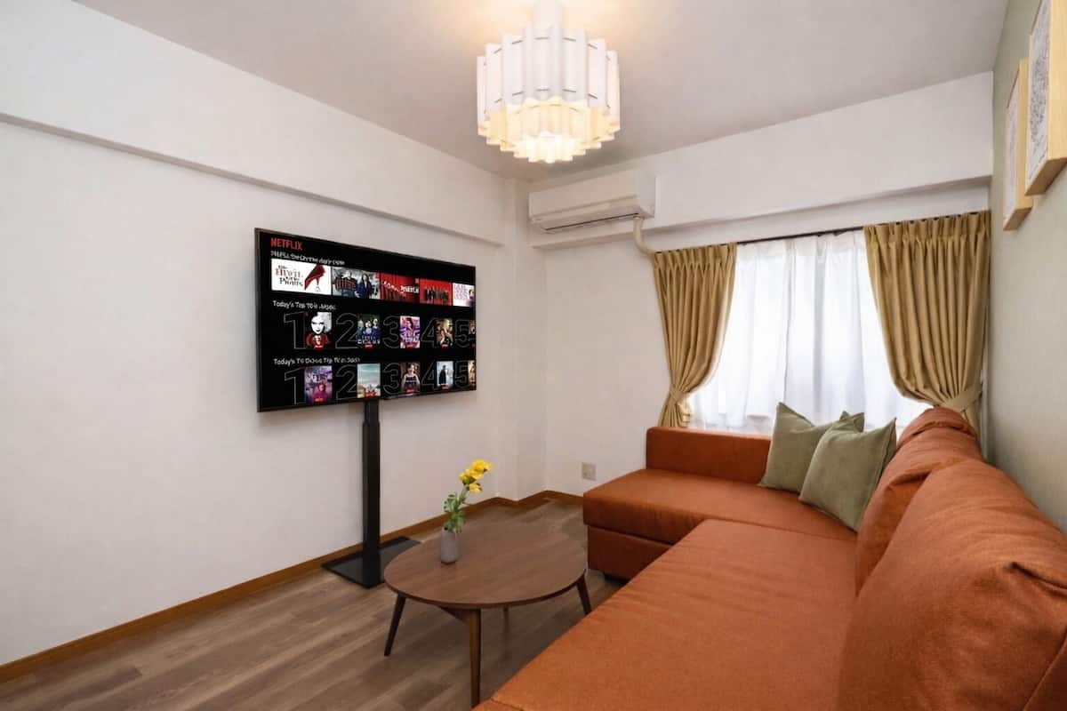 Leilighet – comfort, ikke-røyk (305) | Oppholdsområde | En 50-tommers Flatskjerm-TV med kabel-kanaler
