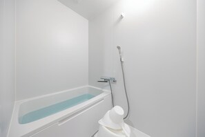 Appartement Deluxe, non-fumeur (312) | Salle de bain | Pantoufles