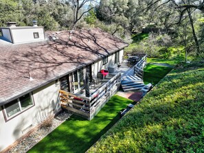 Outdoor dining - Wildflower Ridge, Near Yosemite & Bass Lake (Oakhurst)