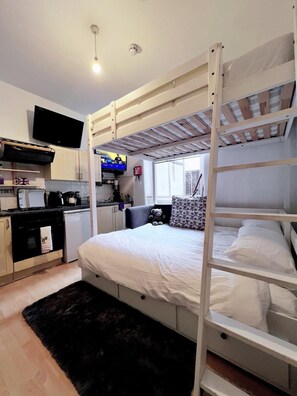 1 bedroom, iron/ironing board, bed sheets - Entire London center studio flat Victorian build/quiet/mins tube river/1 shower (London)