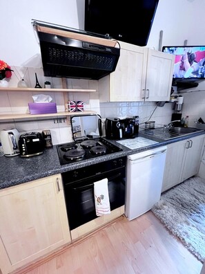 Private kitchen - Entire London center studio flat Victorian build/quiet/mins tube river/1 shower (London)