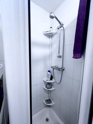 Hair dryer, towels, soap, toilet paper - Entire London center studio flat Victorian build/quiet/mins tube river/1 shower (London)