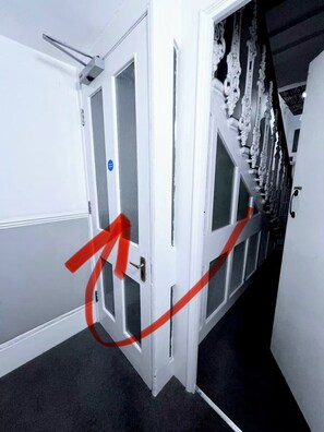 Interior - Entire London center studio flat Victorian build/quiet/mins tube river/1 shower (London)