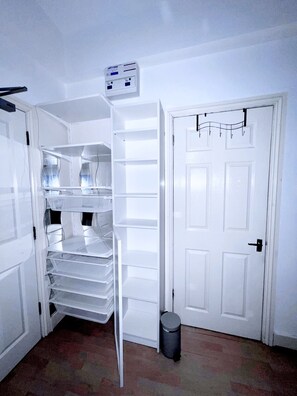 Interior - Entire London center studio flat Victorian build/quiet/mins tube river/1 shower (London)
