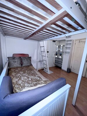1 dormitorio, tabla de planchar con plancha, ropa de cama