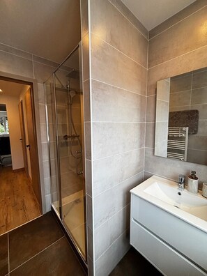 Shower, hair dryer, towels, toilet paper - Renovated F3 apartment in city center with private parking (Gérardmer)