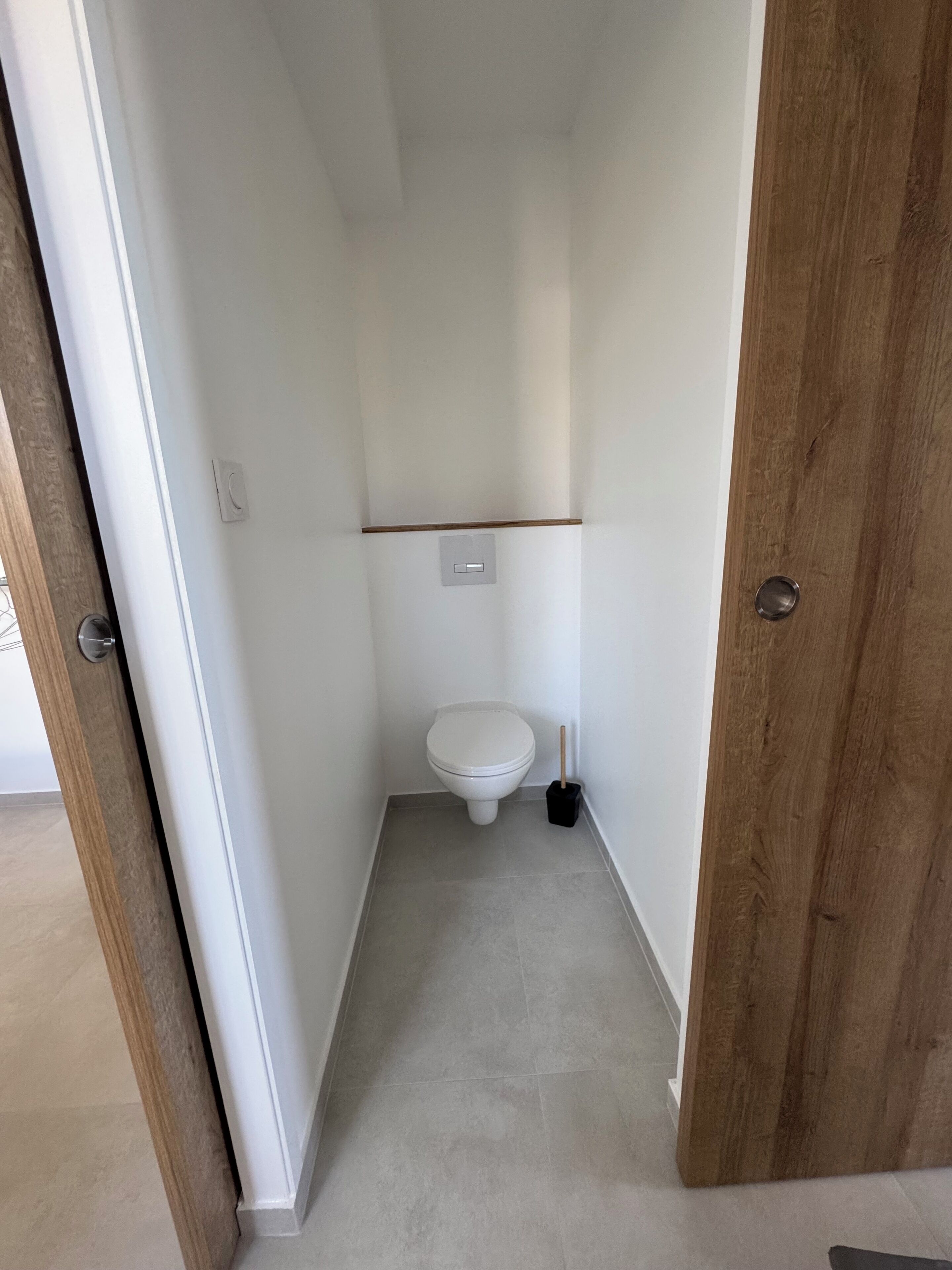 Douche, serviettes fournies, savon, papier toilette