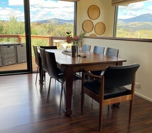 Dining - Gateway to Mt Buller · Stylish Alpine Apartment in the Heart of the High Country (Merrijig)