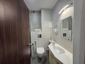 Deluxe Twin Room, Balcony, Garden View | Bathroom - PetRose Business Hotel (Ernakulam)