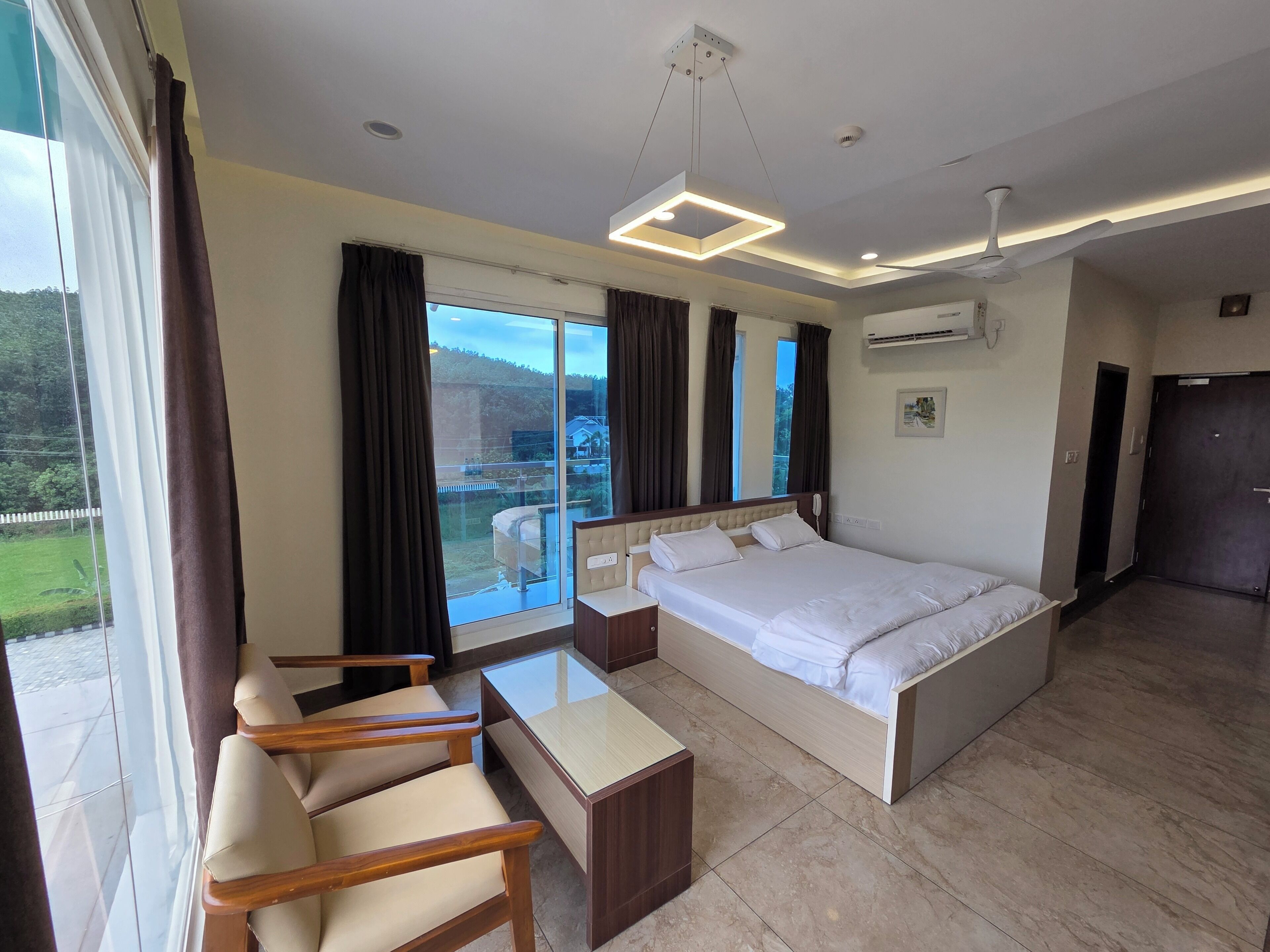 Habitación Deluxe doble, balcón, vistas al jardín | Caja fuerte, escritorio, espacio para trabajar con un portátil