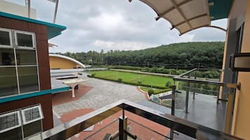 Tomannsrom – deluxe, balkong, hageutsikt | Overnattingsstedets uteområder