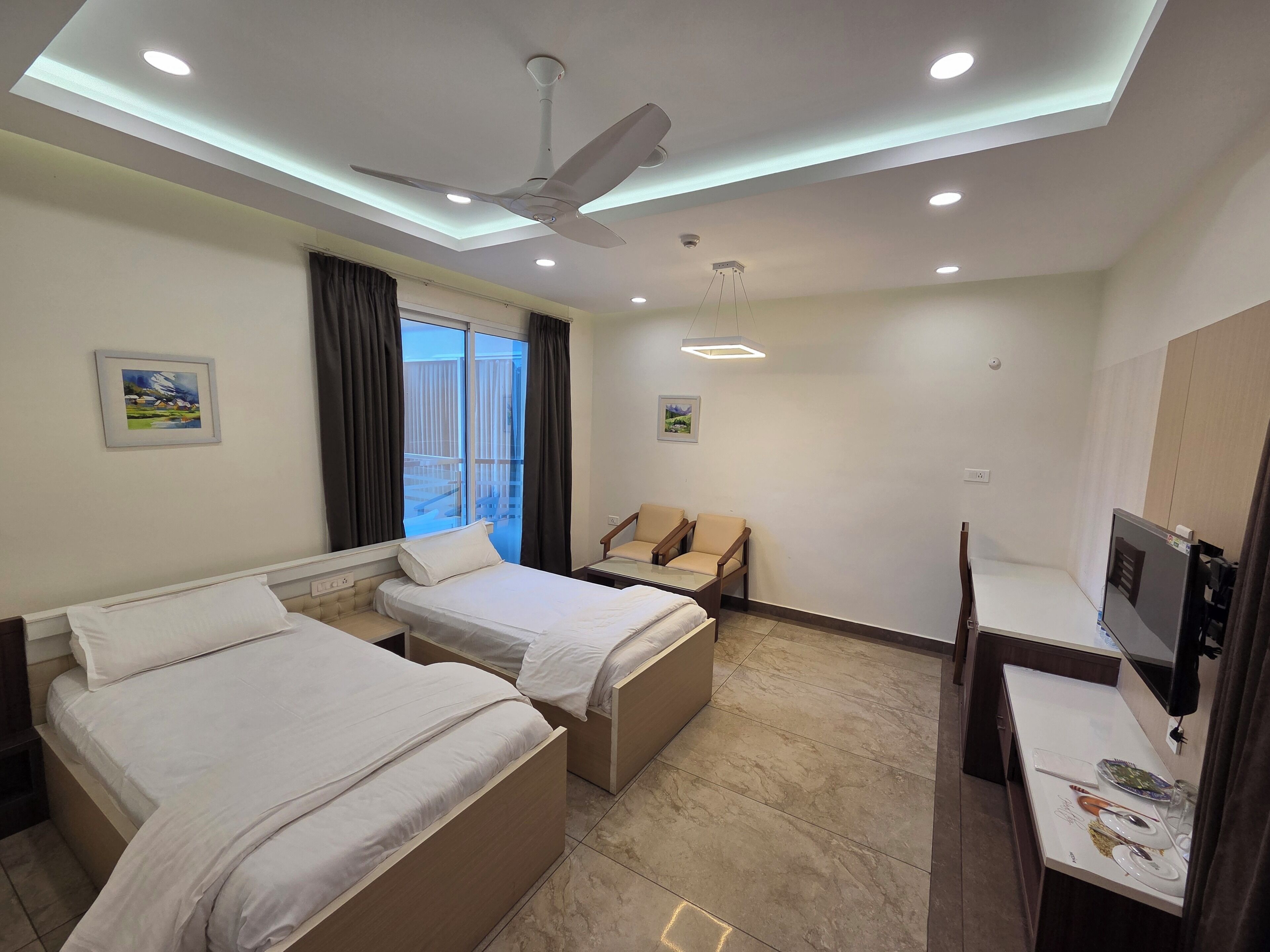 Habitación Deluxe con 2 camas individuales, balcón, vistas al jardín | Caja fuerte, escritorio, espacio para trabajar con un portátil