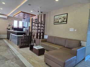 Lobby - PetRose Business Hotel (Ernakulam)