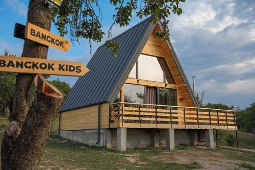 Bangkok 2 bedroom A-Frame Cabin with Hot Tub & Mountain Views