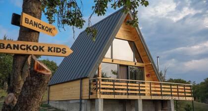 Bangkok 2 bedroom A-Frame Cabin with Hot Tub & Mountain Views