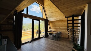 Un loft spacieux avec de hauts plafonds, de grandes fenêtres et un intérieur en bois.