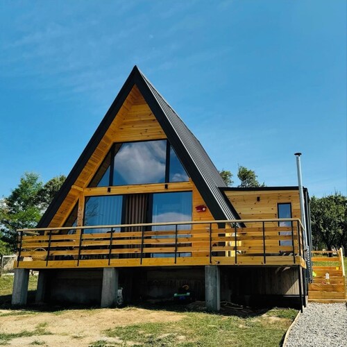 Bangkok 2 bedroom A-Frame Cabin with Hot Tub & Mountain Views