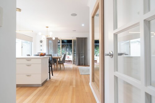 Hidden Gem, Boutique Retreat in East Victoria Park (5 minute walk to cafe strip)