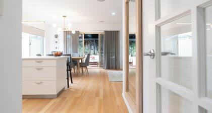 Hidden Gem, Boutique Retreat in East Victoria Park (5 minute walk to cafe strip)