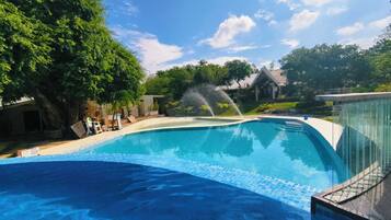 2 outdoor pools