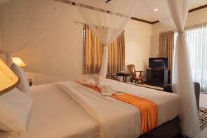 Deluxe suite, uitzicht op zwembad | Een bureau, gratis wifi