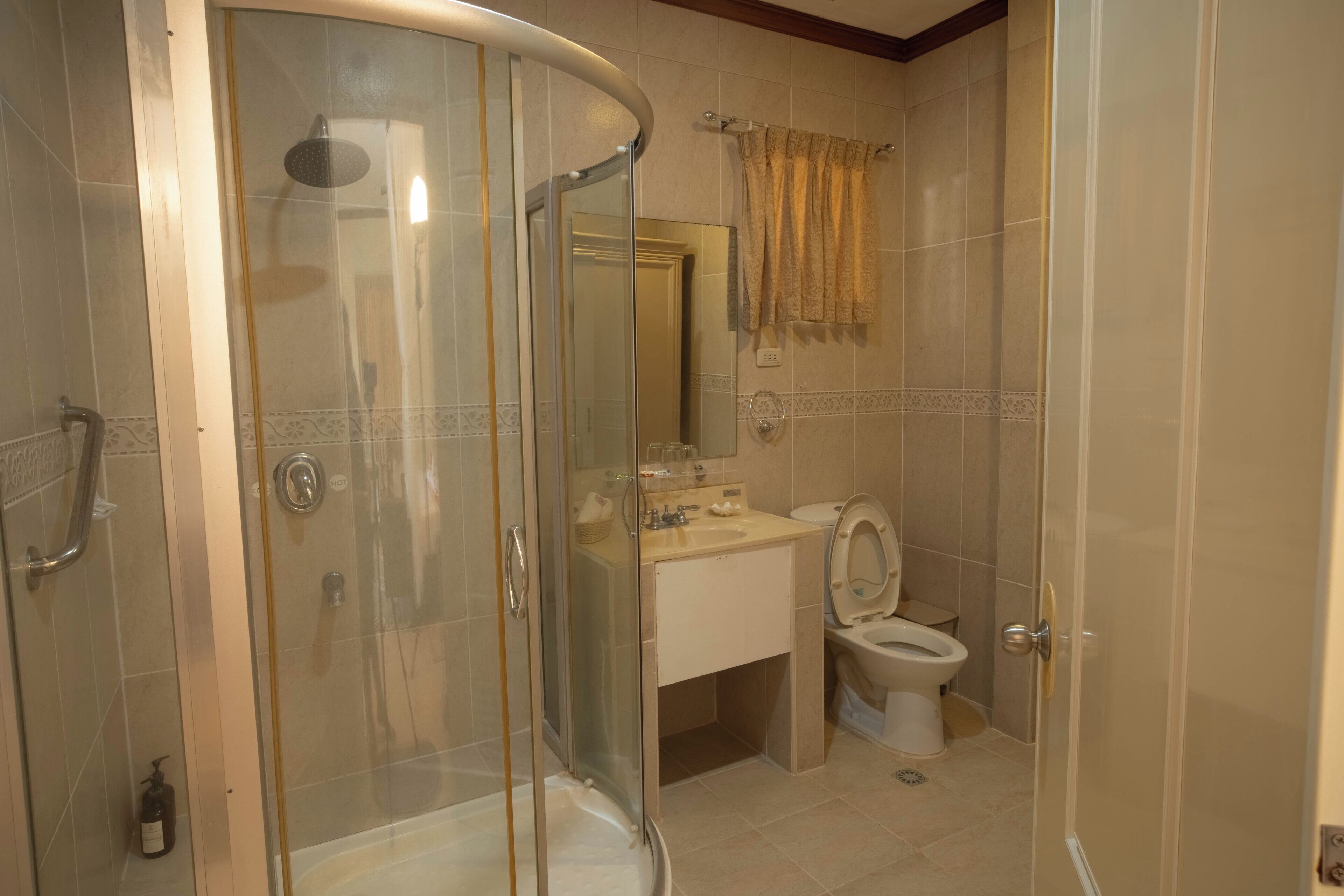 Deluxe suite, uitzicht op zwembad | Badkamer | Een douche, handdoeken, zeep, shampoo