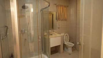 Deluxe suite, uitzicht op zwembad | Badkamer | Een douche, handdoeken, zeep, shampoo