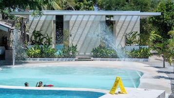 2 piscines extérieures
