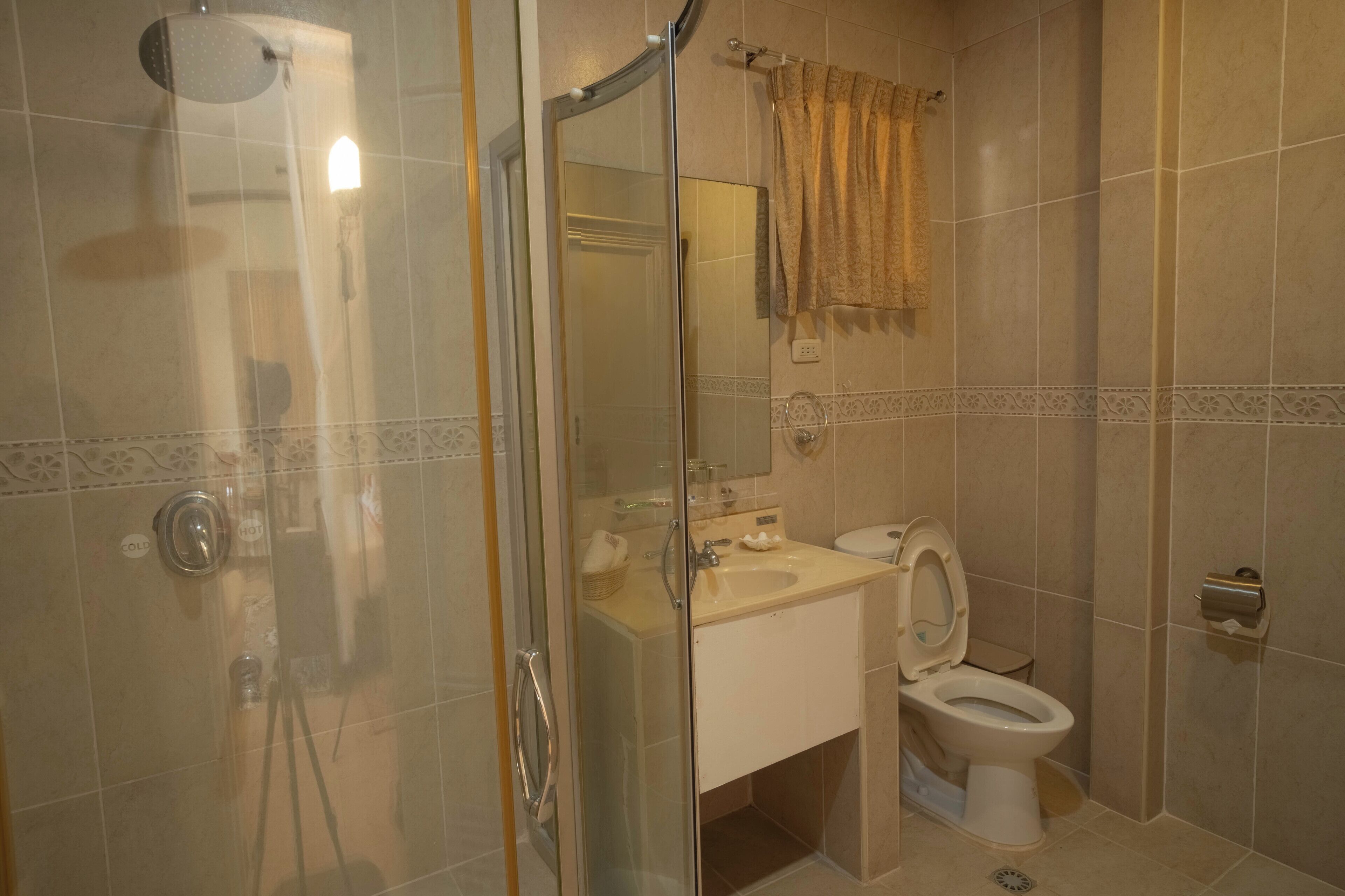 Dusche, kostenlose Toilettenartikel, Handtücher, Seife