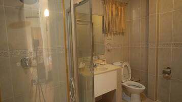 Dusche, kostenlose Toilettenartikel, Handtücher, Seife