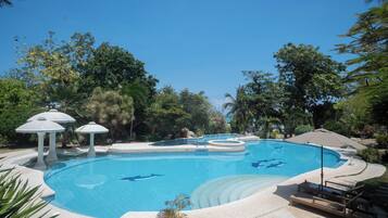 2 piscines a l'aire lliure