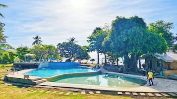 2 piscinas al aire libre