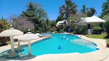 2 piscinas al aire libre