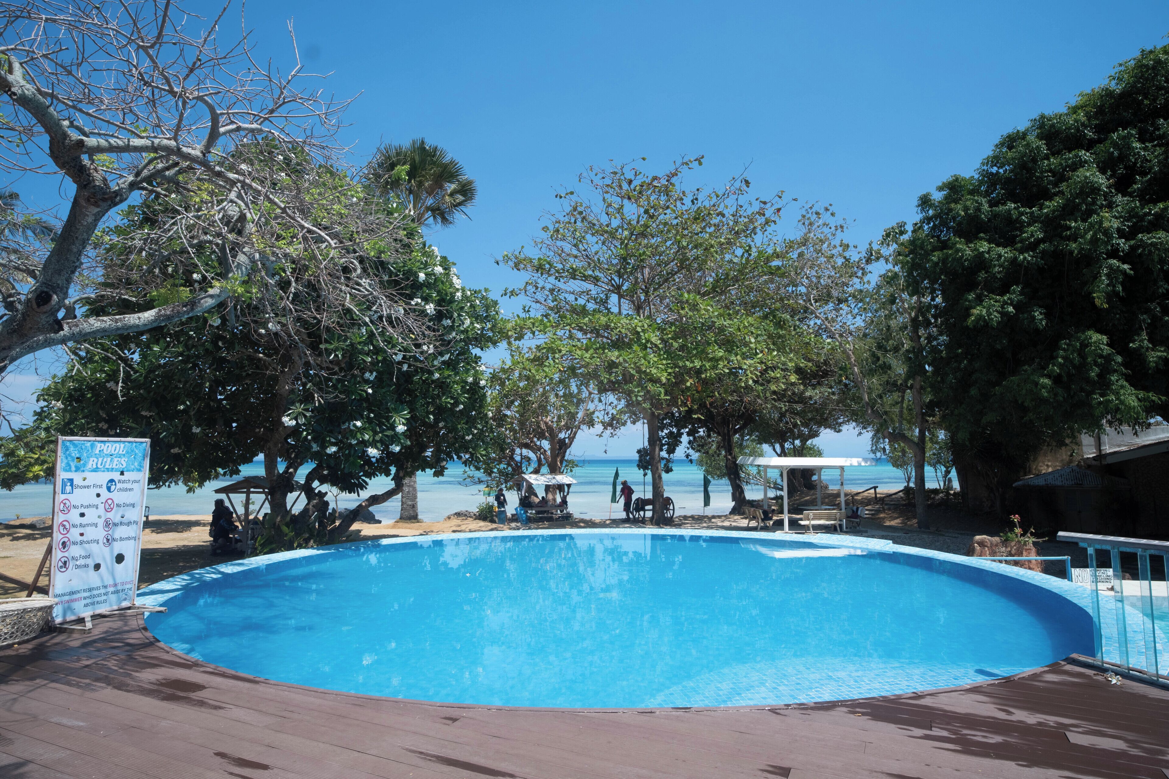 2 outdoor pools