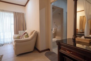 Deluxe suite, uitzicht op zwembad | Badkamer | Een douche, gratis toiletartikelen, handdoeken, zeep