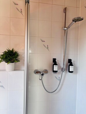 Hair dryer, towels, soap, toilet paper -  1-bedroom apartment in nice Teningen with AC next to A5 and Europa-Park Rust (Teningen)