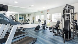 Et fitnesscenter med løbebånd, crosstrainere og styrkemaskiner.