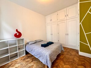 1 bedroom, desk, bed sheets - Between 2 places, 42 m² apartment in Arras center (Arras)