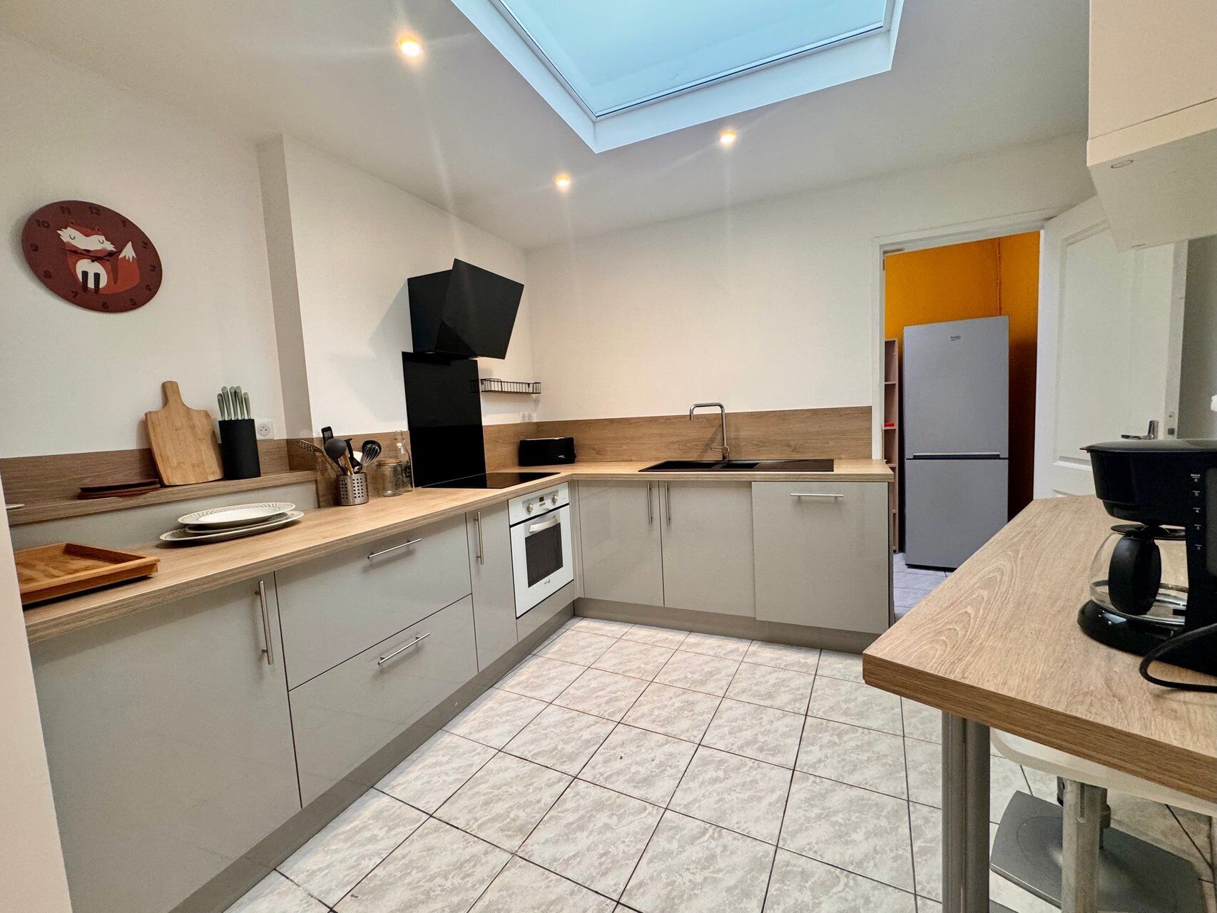 Fridge, oven, coffee/tea maker