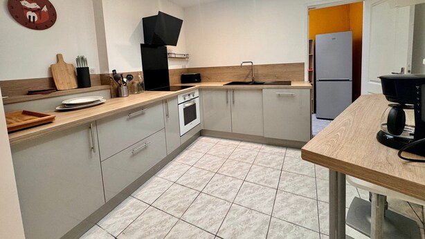 Una cocina moderna con tragaluces, horno empotrado y refrigerador.
