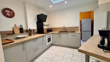 Fridge, oven, coffee/tea maker